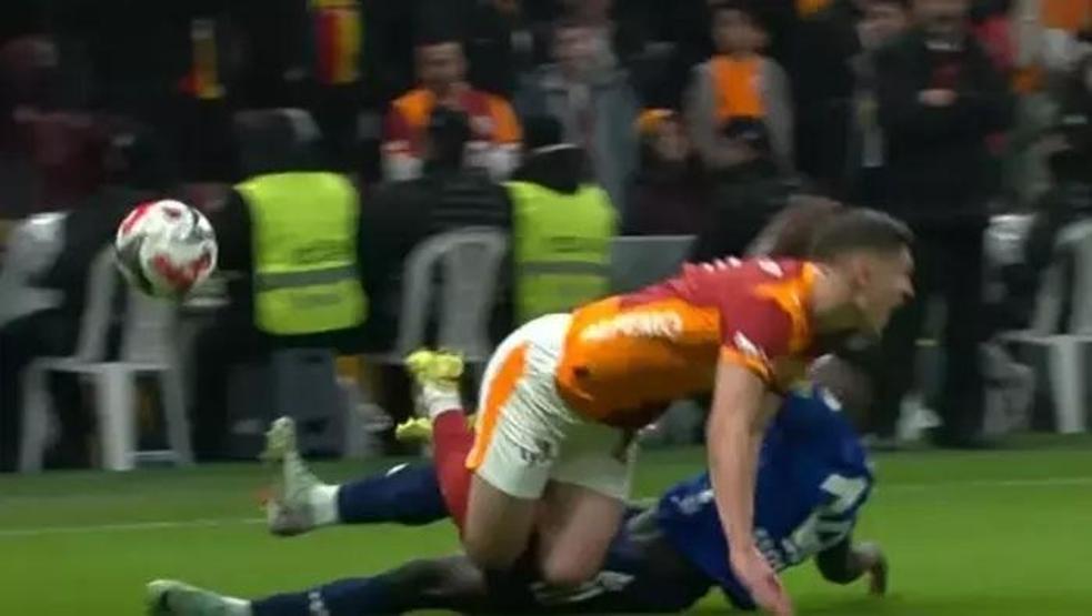 Galatasaray - Kasımpaşa maçındaki tartışmalı pozisyonlar incelendi Torreira kırmızı kart görmeli miydi