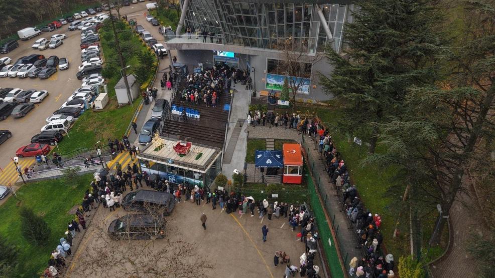Yılbaşı öncesi akın akın oraya gittiler Metrelerce kuyruk oluştu