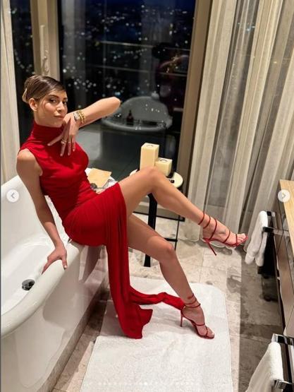 Sinem Kobal’dan 2025’e duygusal veda Kenan İmirzalıoğlu ile aşk dolu kareler gündem oldu