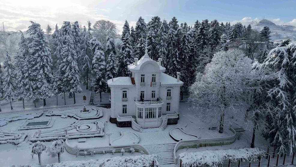 Atatürk Köşkü beyaza büründü