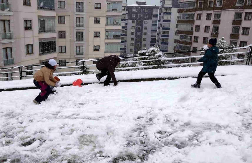 Atatürk Köşkü beyaza büründü