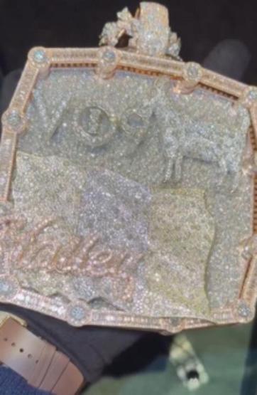 Galatasarayın yıldızı Victor Osimhene 1.5 kiloluk elmas süslemeli kolye FİYATI DUDAK UÇUKLATTI