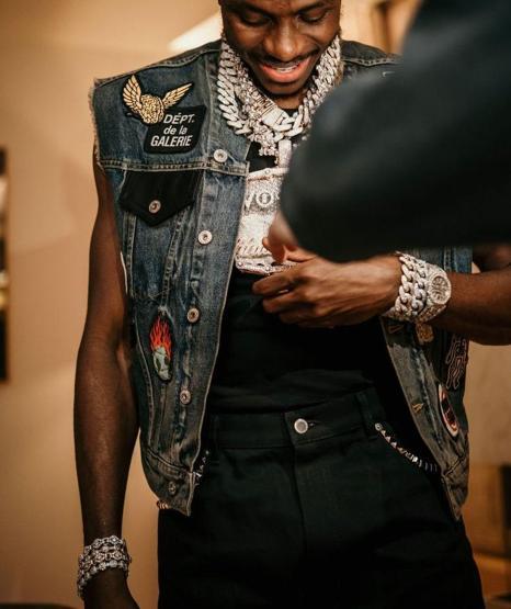 Galatasarayın yıldızı Victor Osimhene 1.5 kiloluk elmas süslemeli kolye FİYATI DUDAK UÇUKLATTI