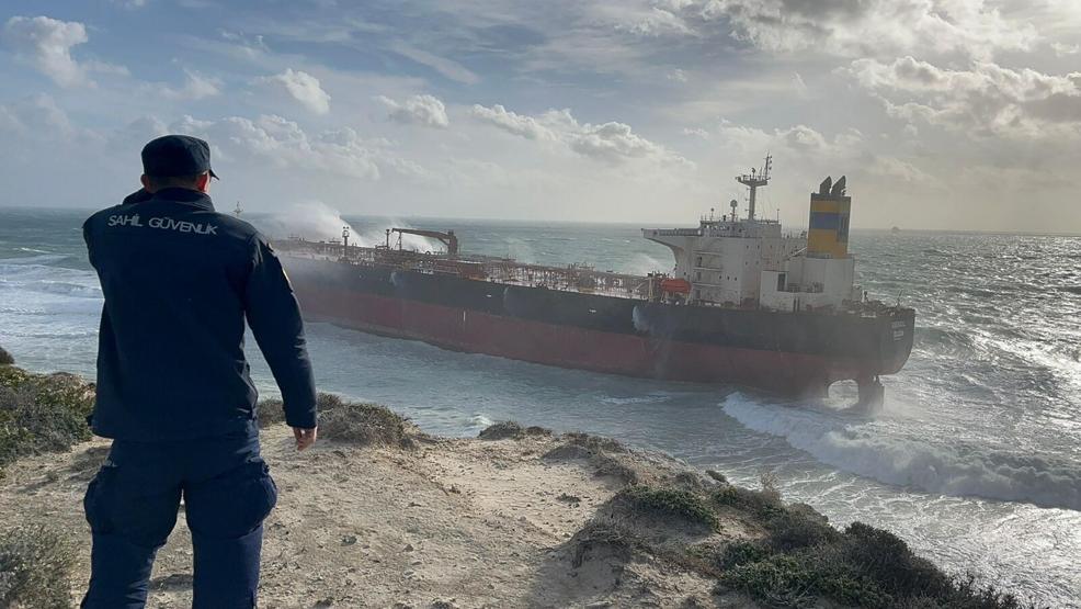 Bozcaada açıklarında fırtınada sürüklenen tanker karaya oturdu