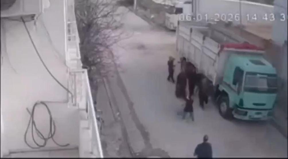 Sokak ortasında bebekli kadına ve çocuğa acımasız saldırı: Yumruklar yağdırdı