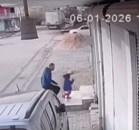 Sokak ortasında bebekli kadına ve çocuğa acımasız saldırı: Yumruklar yağdırdı