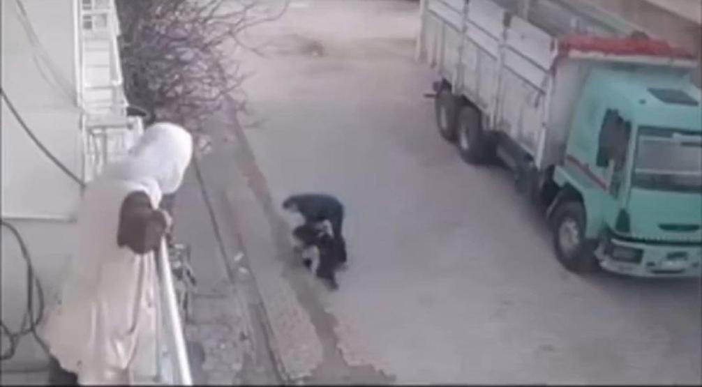 Sokak ortasında bebekli kadına ve çocuğa acımasız saldırı: Yumruklar yağdırdı