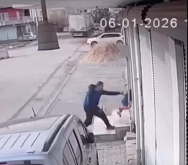 Sokak ortasında bebekli kadına ve çocuğa acımasız saldırı: Yumruklar yağdırdı