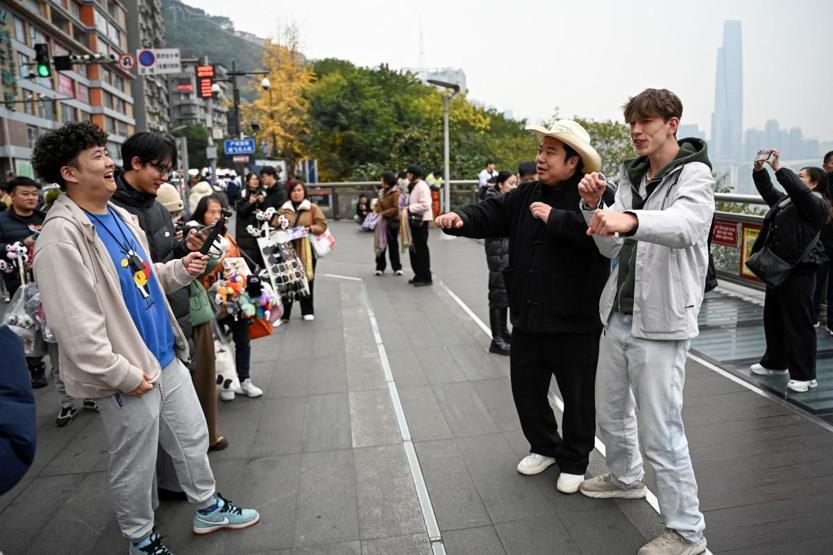 ÇİNLİ TRUMP: Bir Fenomenin Krizle Başlayan Sıra Dışı Yükseliş Hikayesi: Şimdi Pasifik’in İki Yakasında Kahkaha Topluyor...