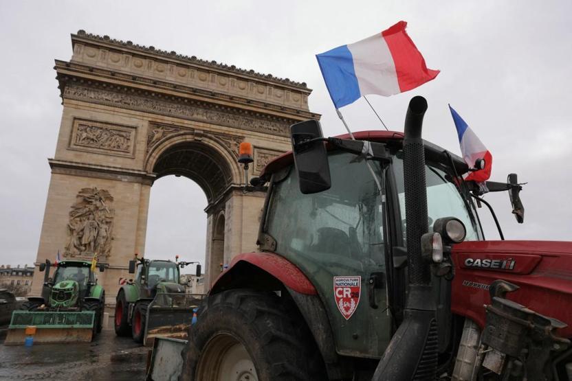Parisin sembolleri traktörlerle çevrili: Çiftçiler başkentte