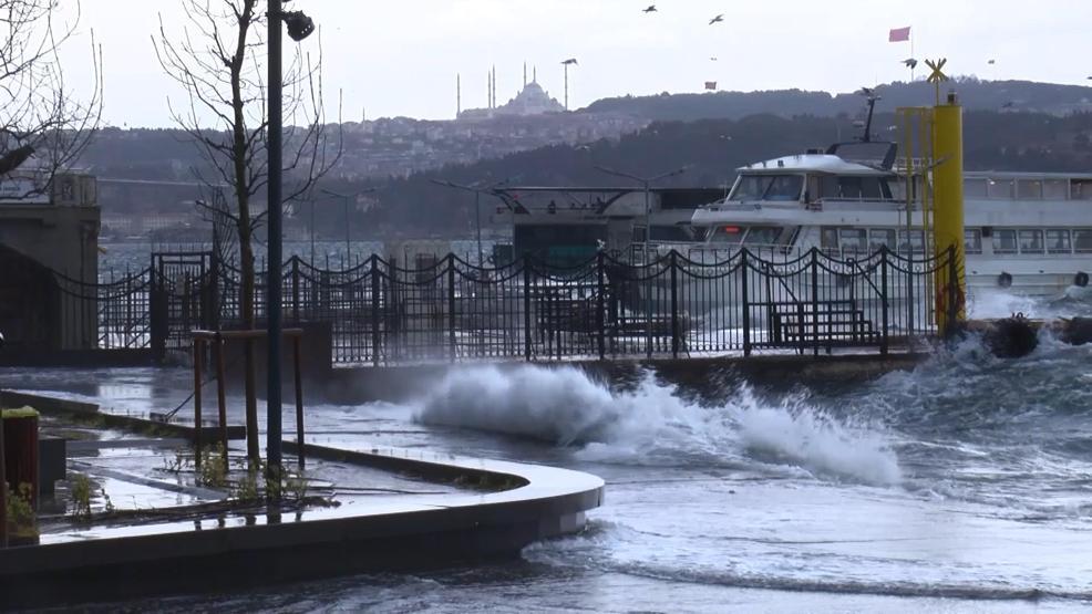 MEGAKENT İSTANBULU FIRTINA VURDU Çatılardan parçalar koptu, ağaçlar devrildi