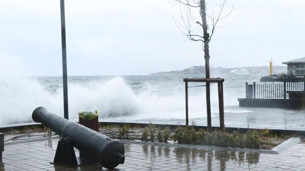 MEGAKENT İSTANBULU FIRTINA VURDU Çatılardan parçalar koptu, ağaçlar devrildi