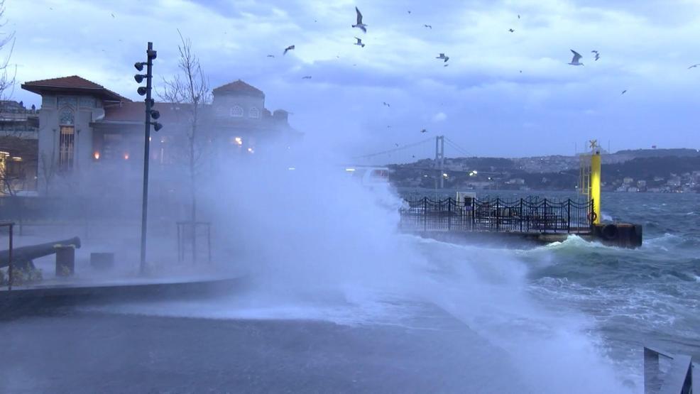 MEGAKENT İSTANBULU FIRTINA VURDU Çatılardan parçalar koptu, ağaçlar devrildi
