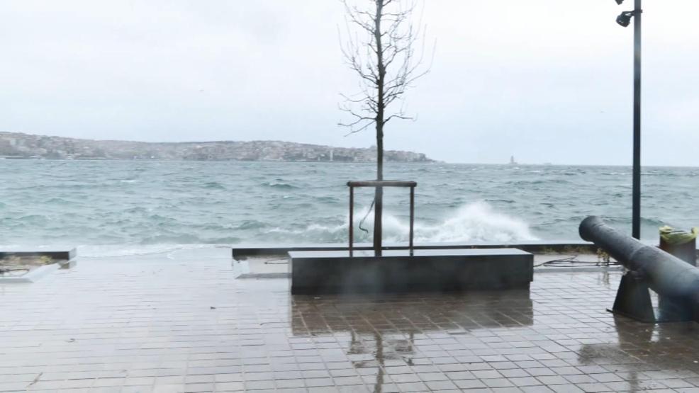 MEGAKENT İSTANBULU FIRTINA VURDU Çatılardan parçalar koptu, ağaçlar devrildi