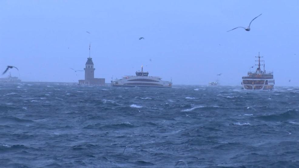 MEGAKENT İSTANBULU FIRTINA VURDU Çatılardan parçalar koptu, ağaçlar devrildi
