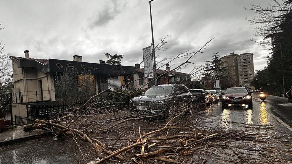 MEGAKENT İSTANBULU FIRTINA VURDU Çatılardan parçalar koptu, ağaçlar devrildi