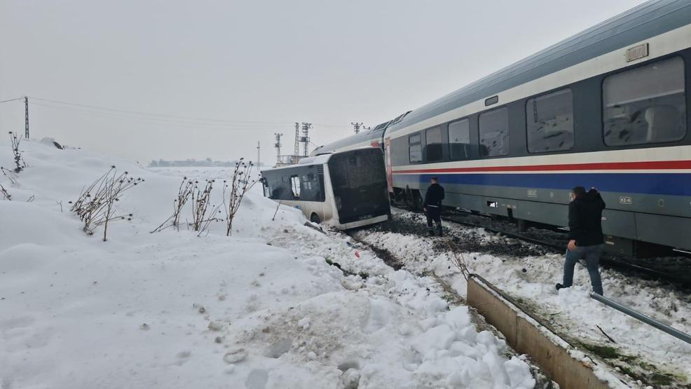 Facia saniyelerle önlendi: Yolcu treni, belediye otobüsüne çarptı