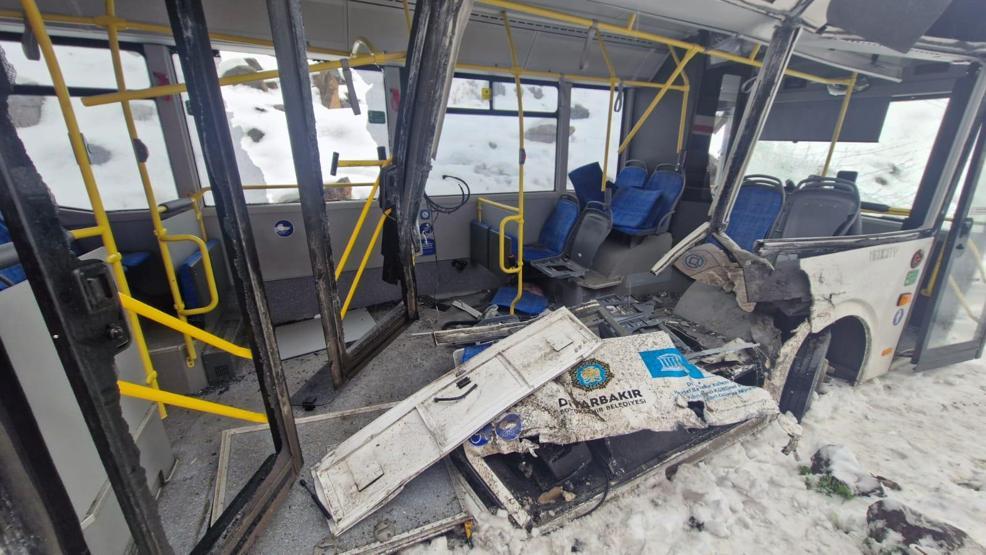 Facia saniyelerle önlendi: Yolcu treni, belediye otobüsüne çarptı