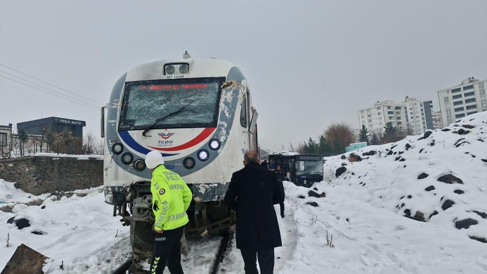 Facia saniyelerle önlendi: Yolcu treni, belediye otobüsüne çarptı