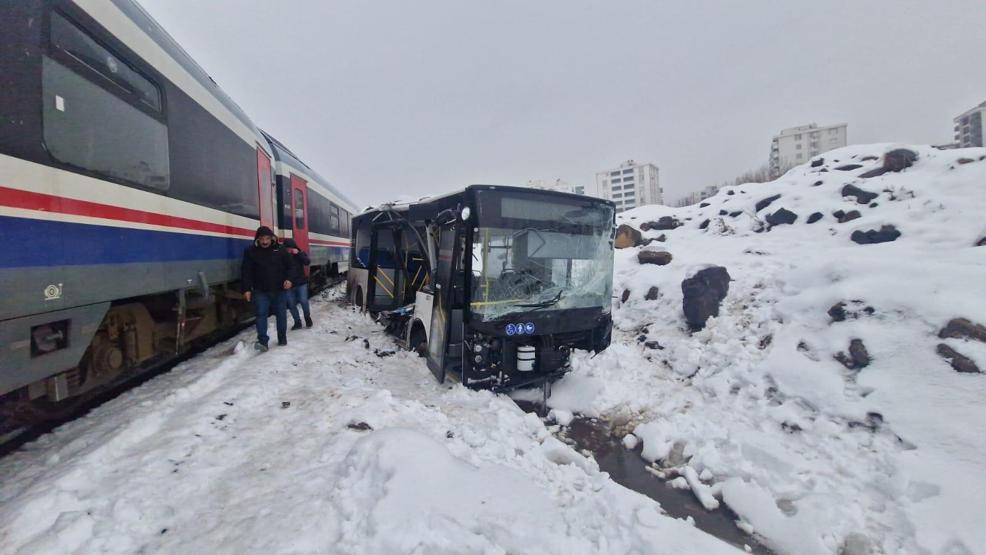 Facia saniyelerle önlendi: Yolcu treni, belediye otobüsüne çarptı