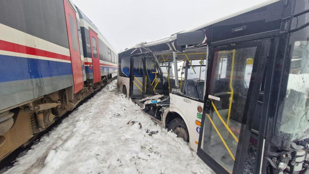 Facia saniyelerle önlendi: Yolcu treni, belediye otobüsüne çarptı