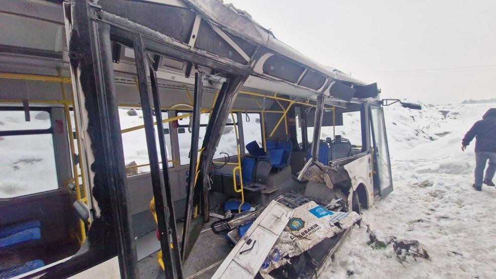 Facia saniyelerle önlendi: Yolcu treni, belediye otobüsüne çarptı