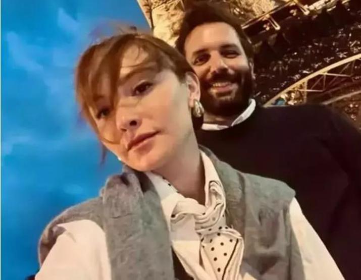 Bebek sevinci Çağrı Çıtanak ve Başak Gümülcinelioğlu ilk aile pozunu paylaştı