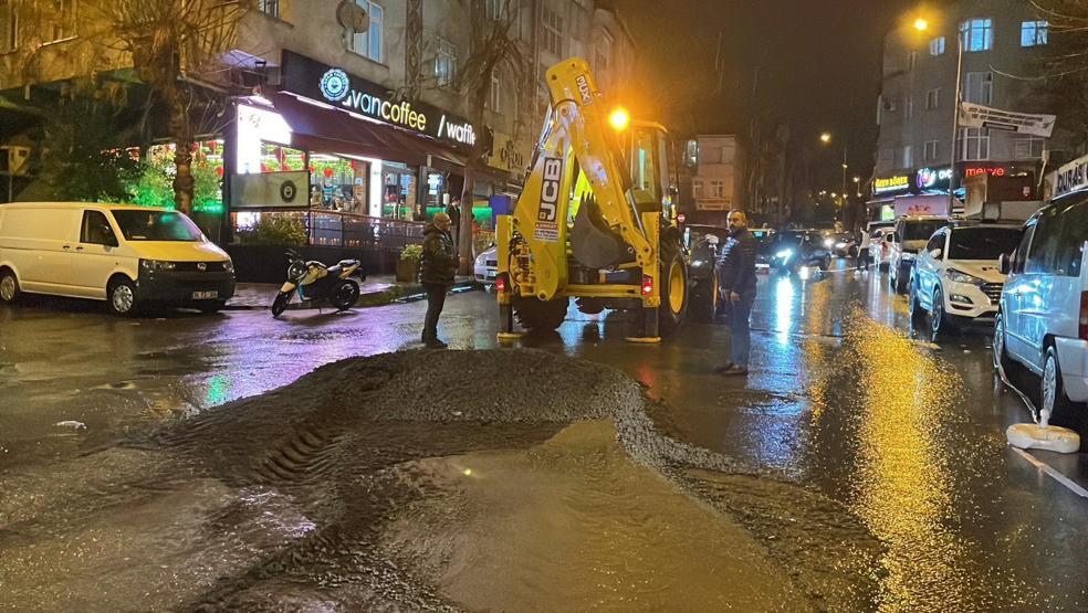 İstanbulu sağanak vurdu: Yol çöktü, ağaçlar devrildi 1 kişi yaralandı