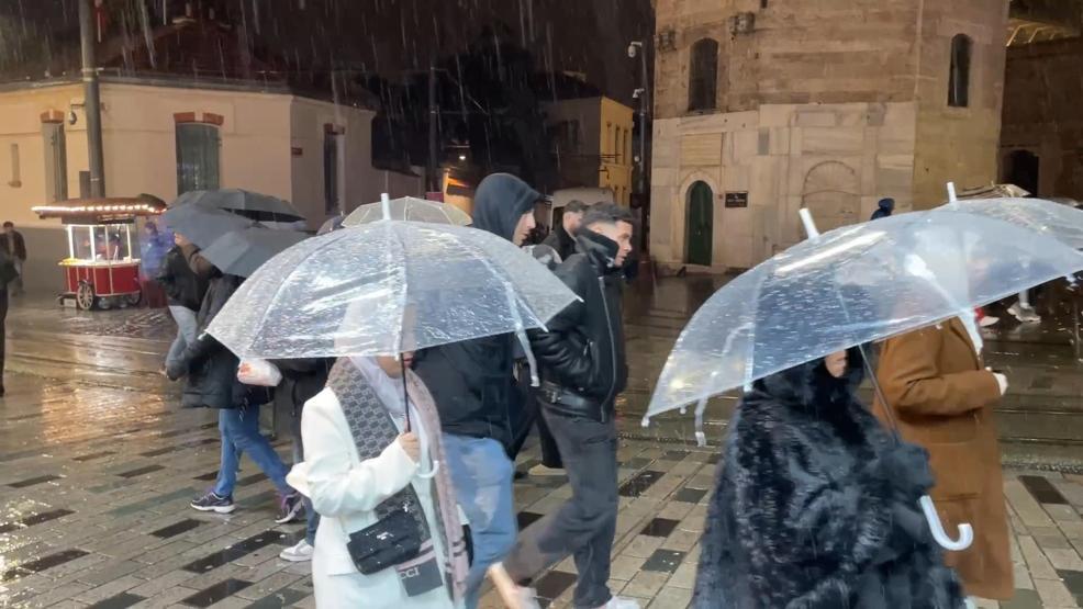 İstanbulu sağanak vurdu: Yol çöktü, ağaçlar devrildi 1 kişi yaralandı