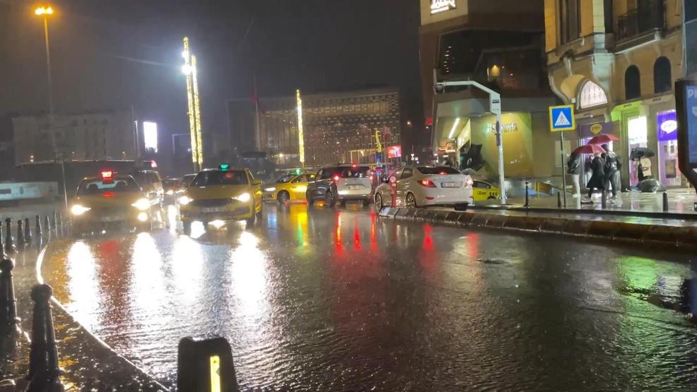 İstanbulu sağanak vurdu: Yol çöktü, ağaçlar devrildi 1 kişi yaralandı