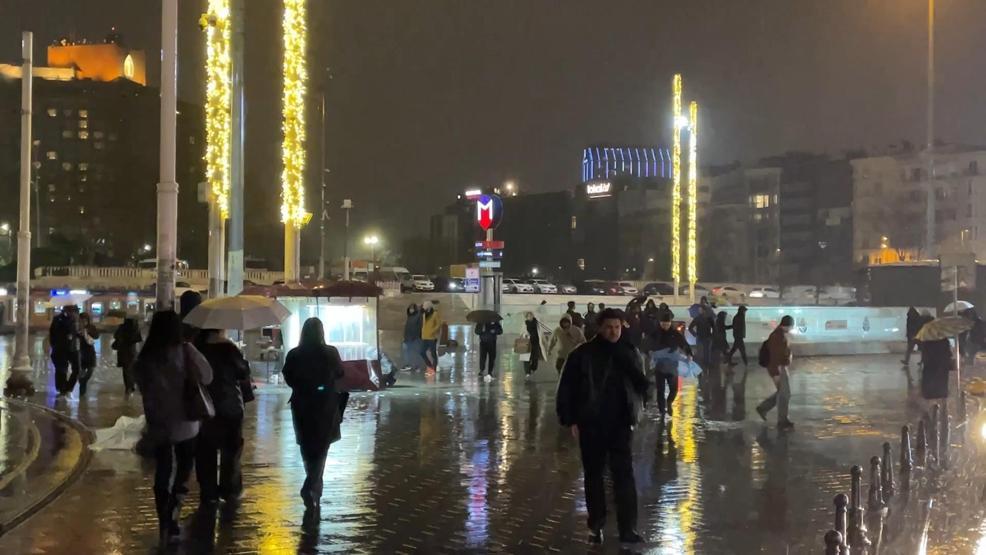 İstanbulu sağanak vurdu: Yol çöktü, ağaçlar devrildi 1 kişi yaralandı