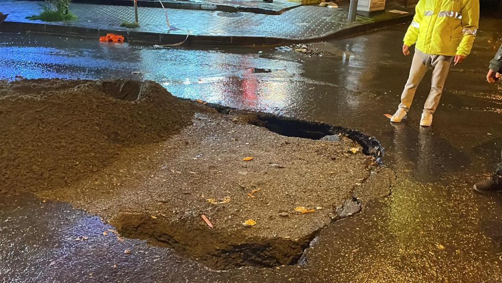 İstanbulu sağanak vurdu: Yol çöktü, ağaçlar devrildi 1 kişi yaralandı