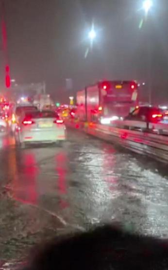 İstanbulu sağanak vurdu: Yol çöktü, ağaçlar devrildi 1 kişi yaralandı