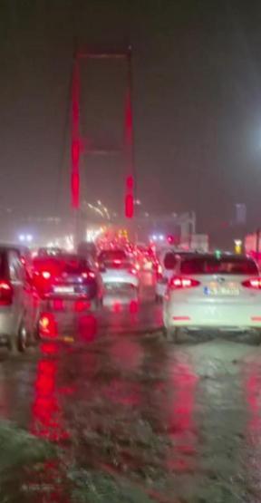 İstanbulu sağanak vurdu: Yol çöktü, ağaçlar devrildi 1 kişi yaralandı