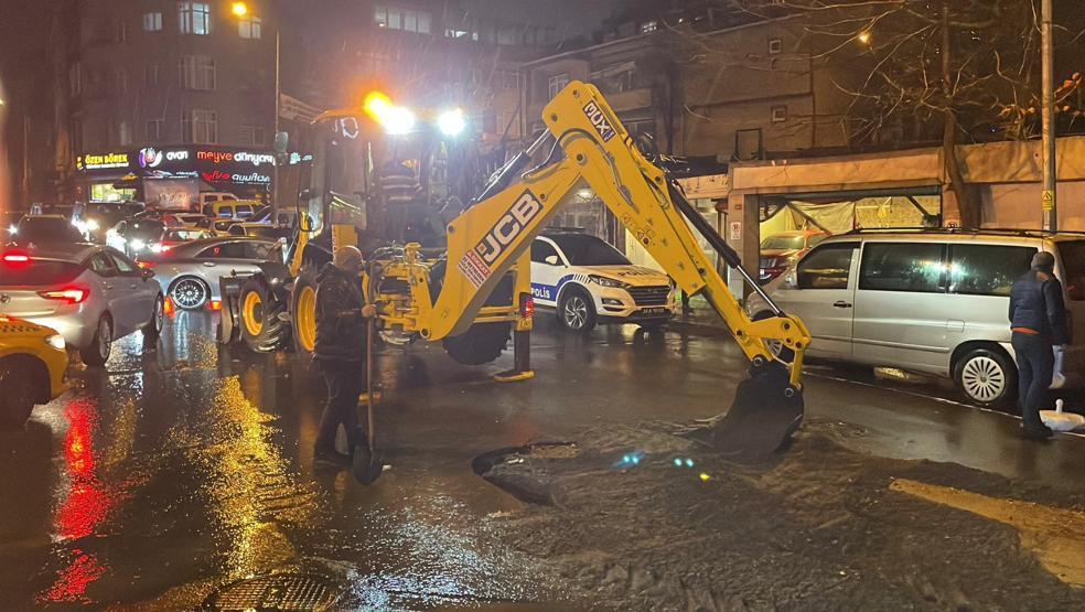 İstanbulu sağanak vurdu: Yol çöktü, ağaçlar devrildi 1 kişi yaralandı