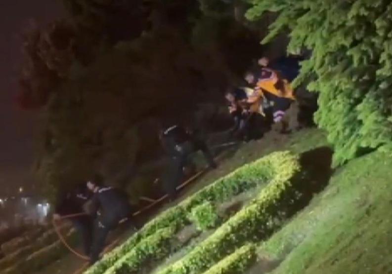 İstanbulu sağanak vurdu: Yol çöktü, ağaçlar devrildi 1 kişi yaralandı