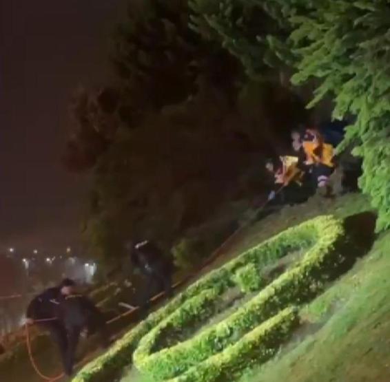 İstanbulu sağanak vurdu: Yol çöktü, ağaçlar devrildi 1 kişi yaralandı