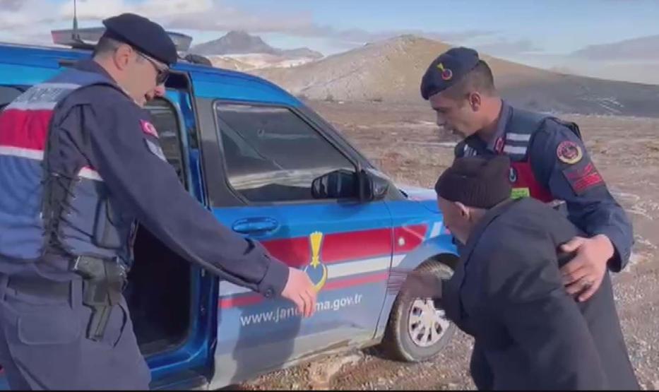 Ayakları çamur diye araca binmek istemedi Jandarmadan duygulandıran yanıt