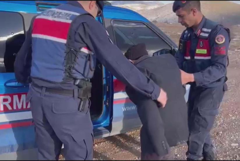 Ayakları çamur diye araca binmek istemedi Jandarmadan duygulandıran yanıt