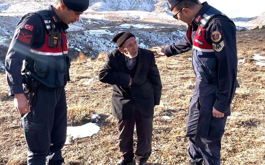 Ayakları çamur diye araca binmek istemedi Jandarmadan duygulandıran yanıt