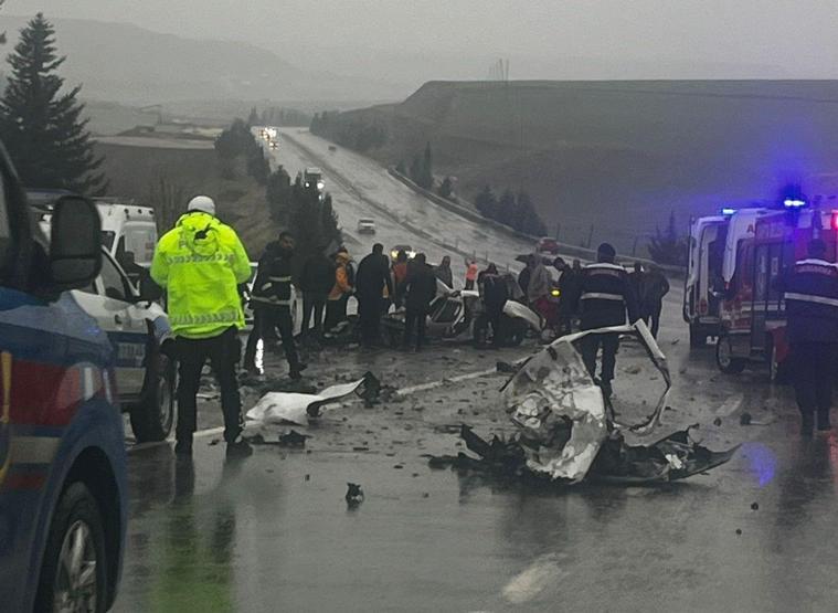 Adıyamanda kafa kafaya facia: 3 ölü, 3 yaralı Ortalık savaş alanına döndü