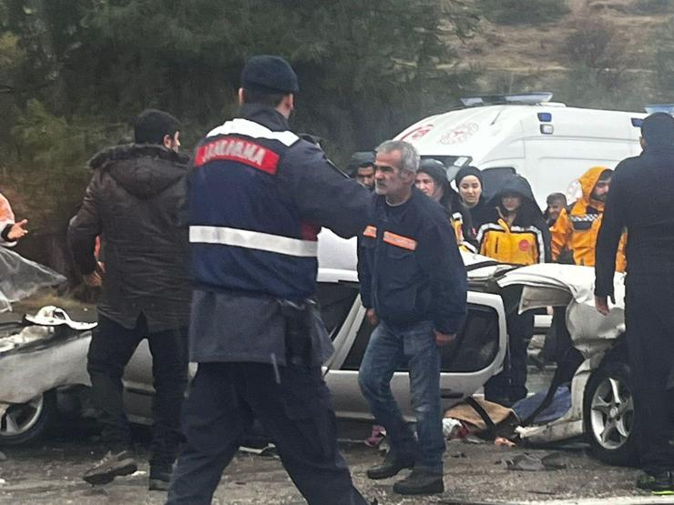 Adıyamanda kafa kafaya facia: 3 ölü, 3 yaralı Ortalık savaş alanına döndü