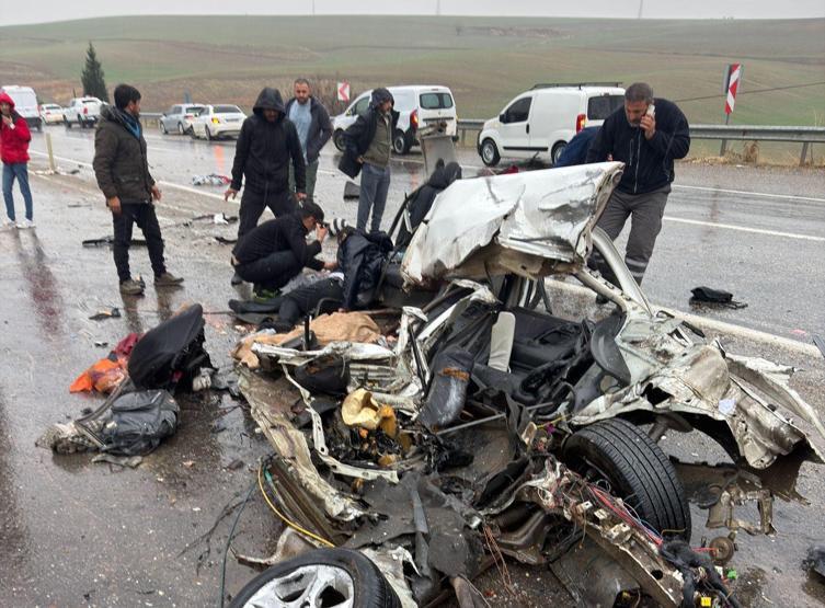 Adıyamanda kafa kafaya facia: 3 ölü, 3 yaralı Ortalık savaş alanına döndü