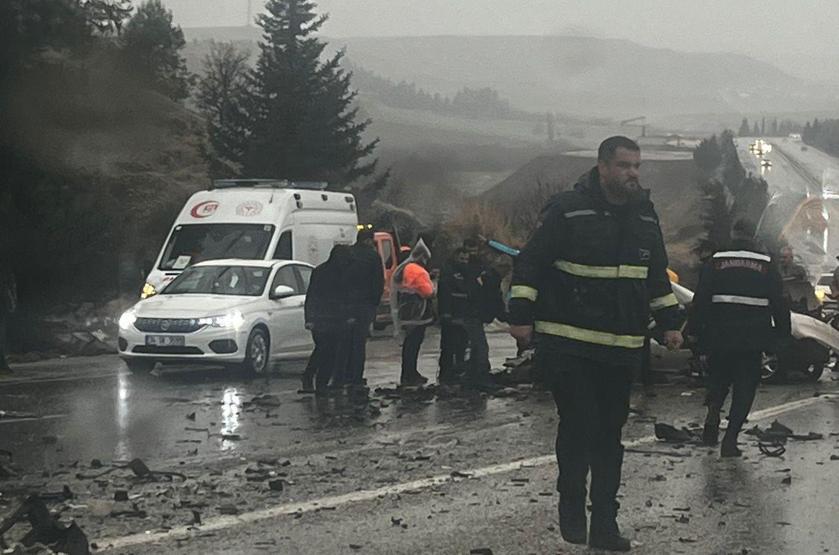 Adıyamanda kafa kafaya facia: 3 ölü, 3 yaralı Ortalık savaş alanına döndü