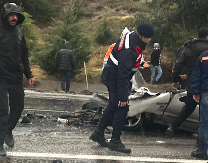 Adıyamanda kafa kafaya facia: 3 ölü, 3 yaralı Ortalık savaş alanına döndü
