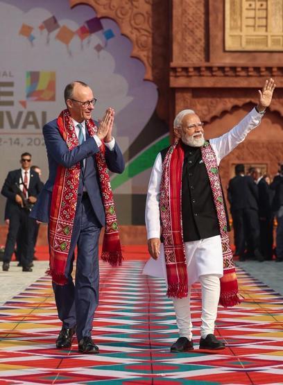 İlk resmi ziyarette uçurtma uçurdular: Merz-Modi görüşmesinden dikkat çeken kareler