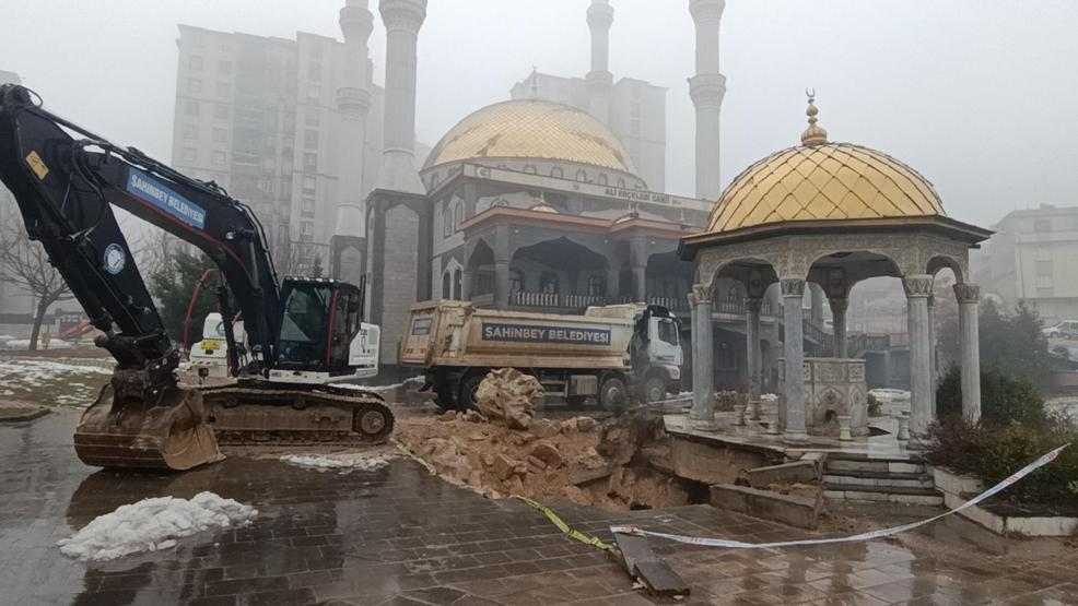 Korku dolu anlar: Gaziantepte sağanak cami avlusunu çökertti