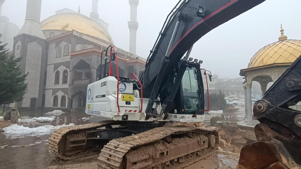 Korku dolu anlar: Gaziantepte sağanak cami avlusunu çökertti