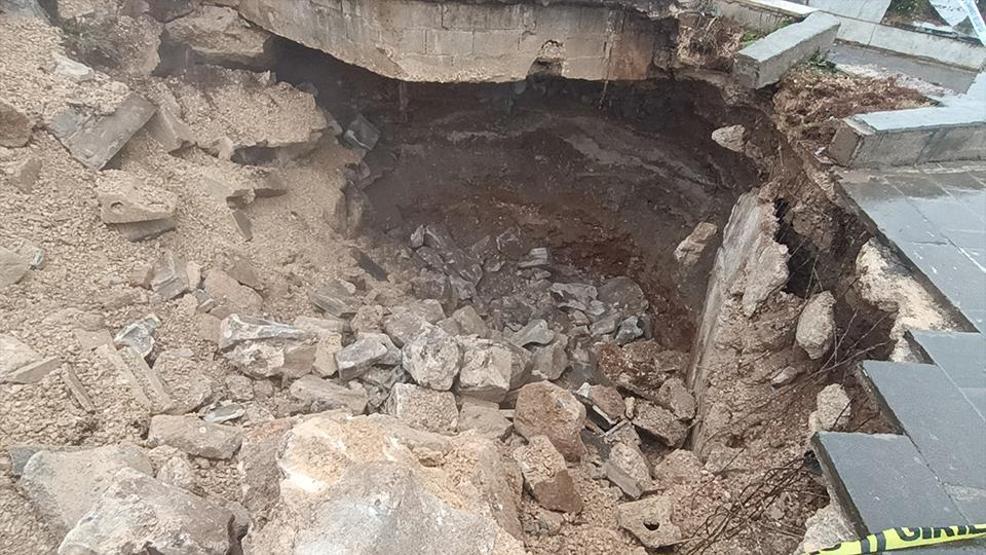 Korku dolu anlar: Gaziantepte sağanak cami avlusunu çökertti