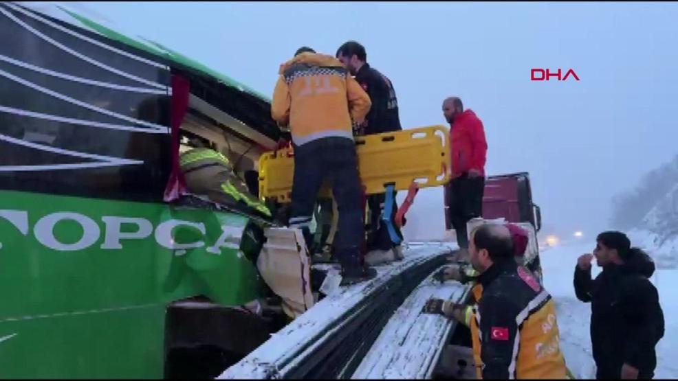 Tokat-Sivas yolunda feci kaza Yolcu otobüsü TIR’a çarptı